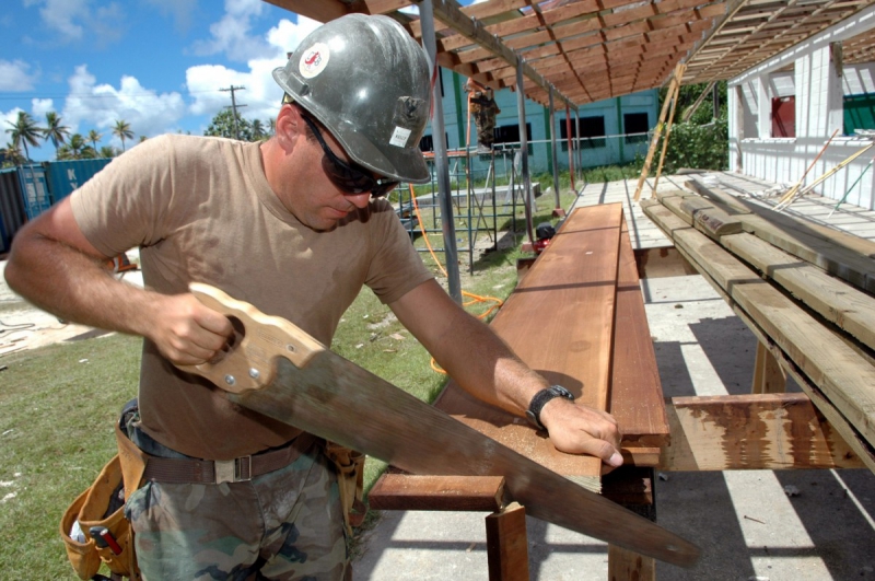 ebeniste-BRENON-min_worker_construction_building_carpenter_male_job_build_helmet-893290